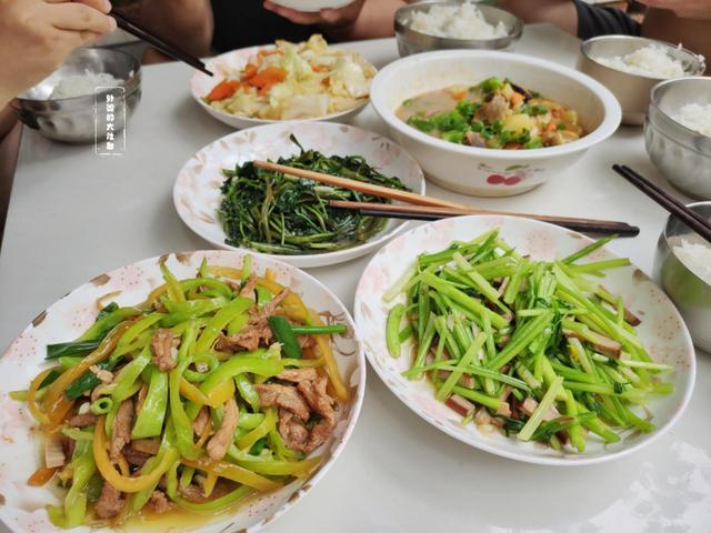 暑假孩子在奶奶家胖了一圈,看了平时饭菜照片,宝爸