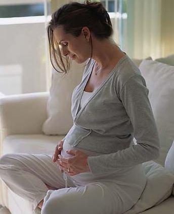 孕妈爱翘"二郎腿",小心影响宝宝胎位,孕期正确坐姿学起来