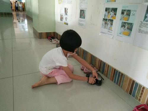 其它 学习故事 写美篇    午睡时间到了,你准备脱鞋进教室入睡,我站在