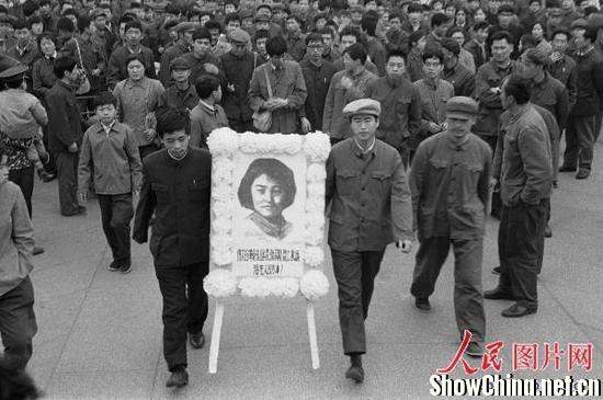 盯住那个割破张志新喉管的人