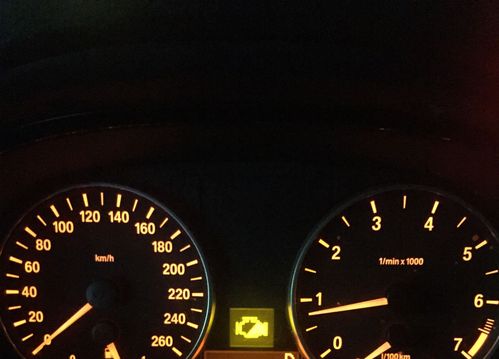 请问宝马320仪表出现这个报警标志是什么?