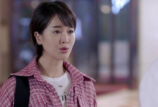 左小青是真正的冻龄女神真空穿西装又美又撩42岁依旧有少女范