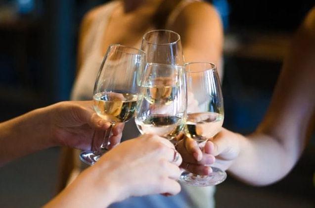 不得不懂的酒桌礼仪|倒酒|酒杯|酒局_网易订阅