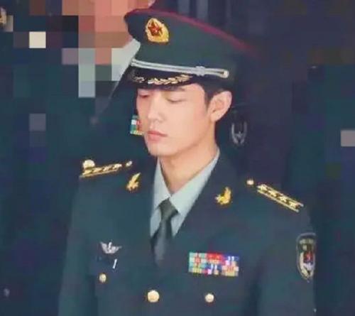 近日又有网友曝光了一张肖战在《王牌部队》身穿军装的全新路透图