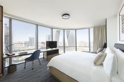 新国贸饭店推出"一天≠24小时"客房礼遇, 享受多达28小时的曦夕相伴