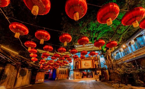 深夜的节日气氛:春节探访成都网红古镇锦里