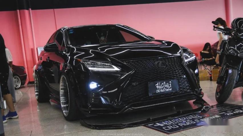 把雷克萨斯rx300按到地上是种什么体验?车友从黑武士玩到白