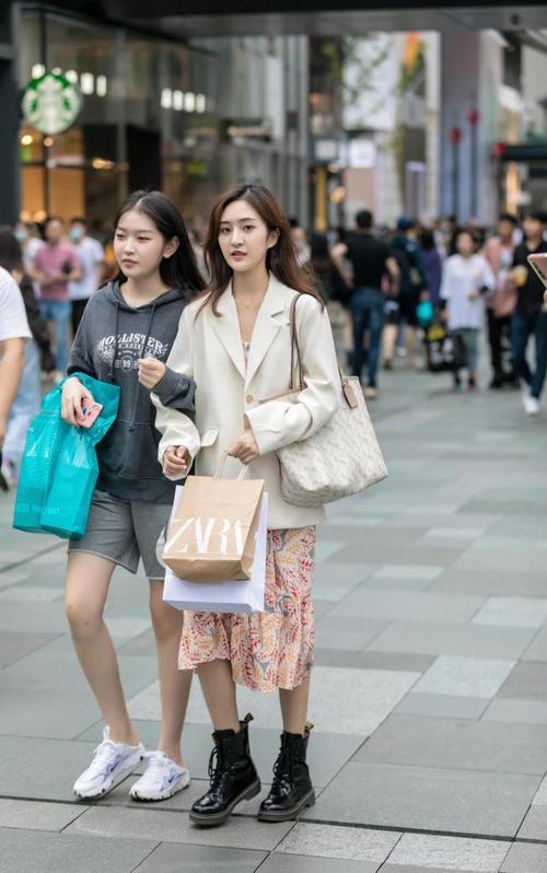 看街拍学搭配10组闺蜜逛街穿搭哪套最吸睛