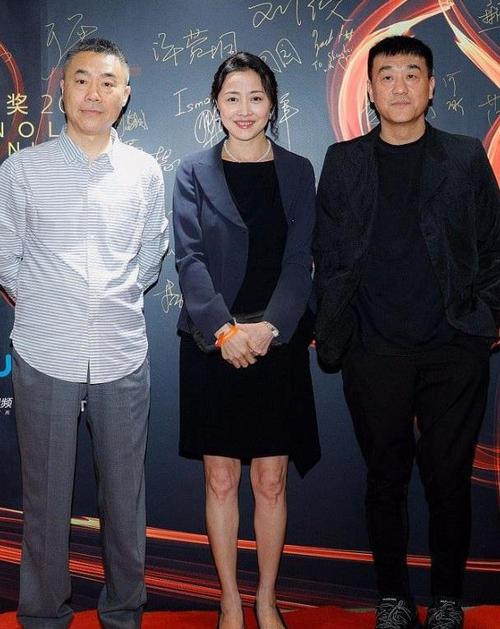 50岁的刘蓓怎么这么老?穿连体裤身材走形,一点不掩饰!