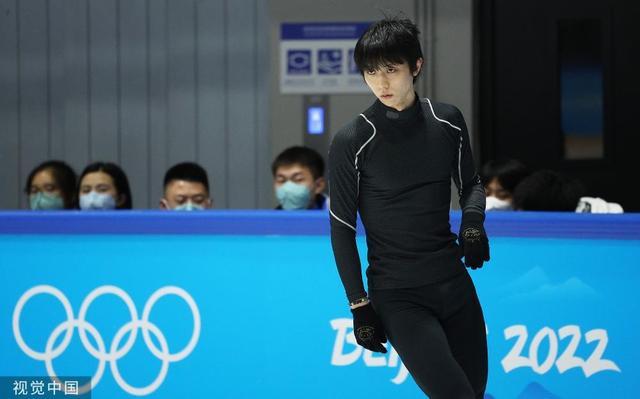 央视网消息:2022年2月7日,羽生结弦领衔花滑选手训练备战冬奥会.