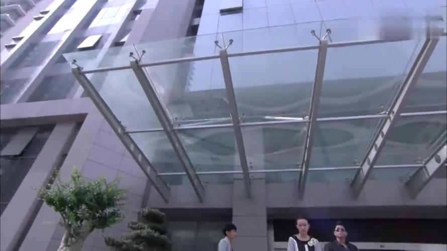 暗警周队与赵晓阳联手演了一出苦肉计为他的卧底事业保驾护航