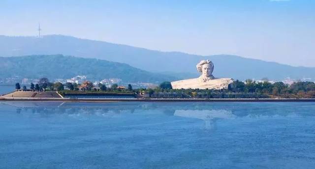橘子洲位于长沙市区中湘江江心,西望岳麓山,东临长沙城,四面环水