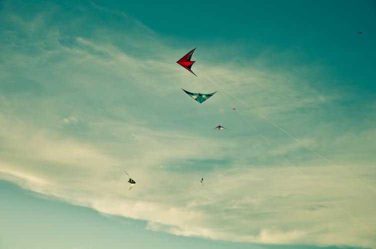 记忆的风筝,伴随袅袅炊烟飘落天边.