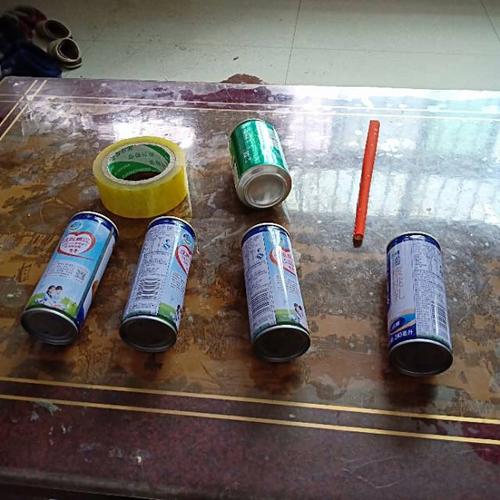 二(2)班王博言寒假手工小制作 写美篇 地四步:把最后一个易拉罐用胶带