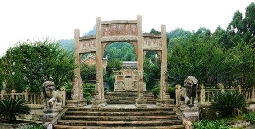> 安龙招堤  招堤位于安龙县城东北,为贵州省十大风景区之一