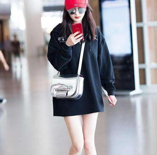 杨幂非常钟爱卫衣,在她的多个街拍造型中都有卫衣的身影.