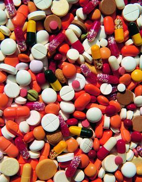 手心彩色药片实拍视频素材