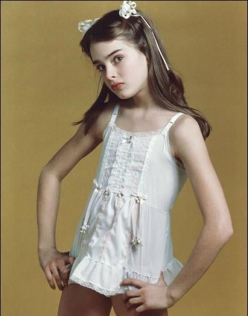 波姬小丝:拒绝迈克尔求婚,二婚7次人工受孕,今56岁优雅如初