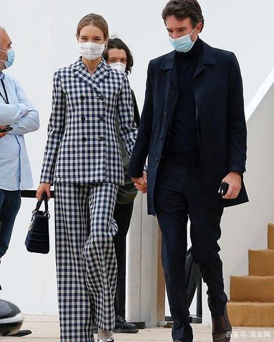 38岁lv太子妃婚后首现秀场,雨中笑出八颗牙,太子爷贴心为妻撑伞