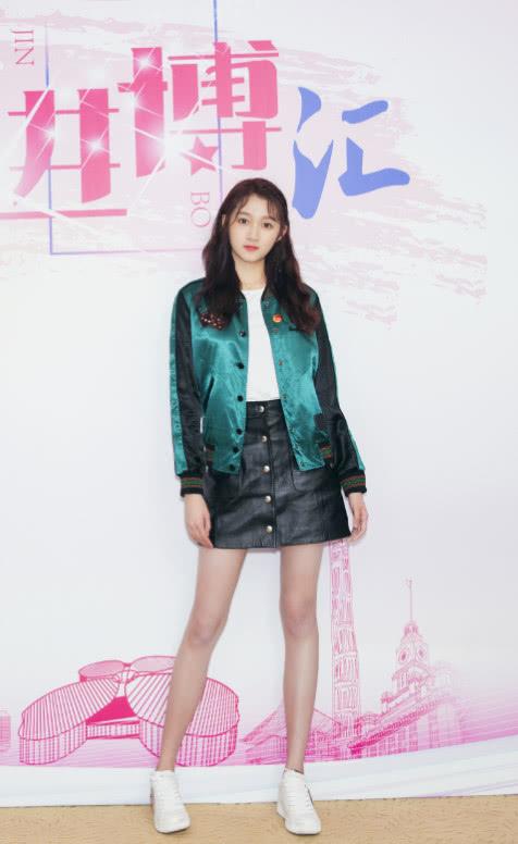 关晓彤太尴尬!穿条20cm的短裙出镜,全程就只能保持一个坐姿