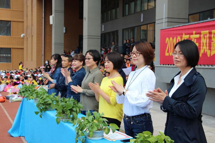 5月11日下午,呼和浩特市赛罕区东风路小学第四届"校长杯"足球联赛闭幕