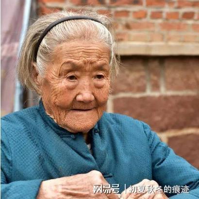 80岁老人在小女儿家养老外孙不经意的话说着无心听者有意