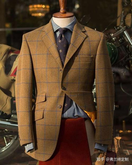 深色的牛仔裤与浅棕色西服外套搭配更好看,而浅色牛仔则与棕色或深
