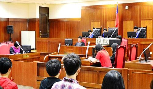 台中高分院林宜民法官与同学们进行模拟法庭.
