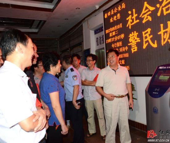 新田县委书记龚新智带领县委办系统的5名机关干部与公安局巡逻大队5名