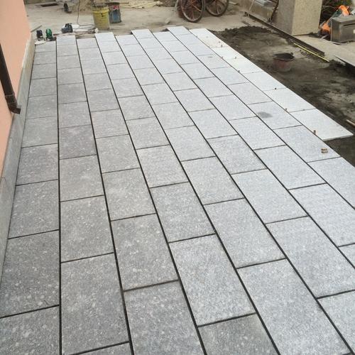 天然花岗岩石材板芝麻灰芝麻白花岗岩火烧板地砖防滑庭院别墅地砖