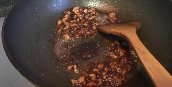 黑色料理豆瓣酱肉丝