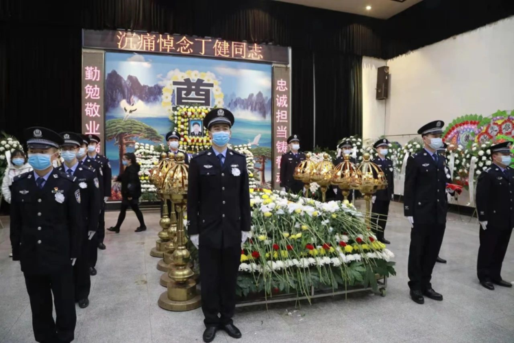 " 2月20日上午7时20分许,丁健早早到看守所接班,面对荆州市荆州区第一
