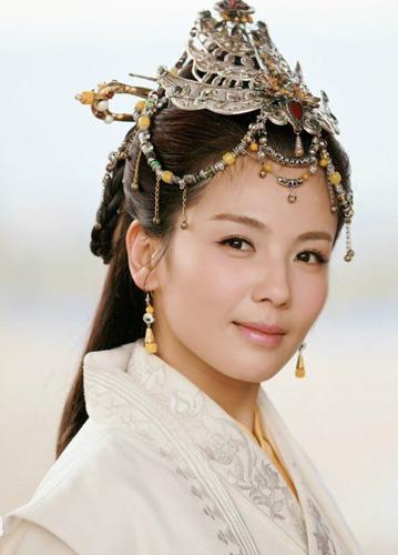 她是《还珠3》的慕莎公主,也是《欢乐颂》中令人羡慕的安迪