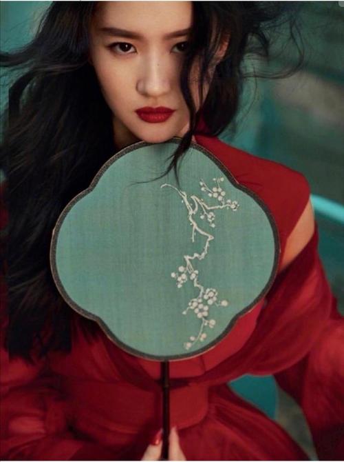 刘亦菲再次穿旗袍,好身材显露无遗,尽显东方神韵
