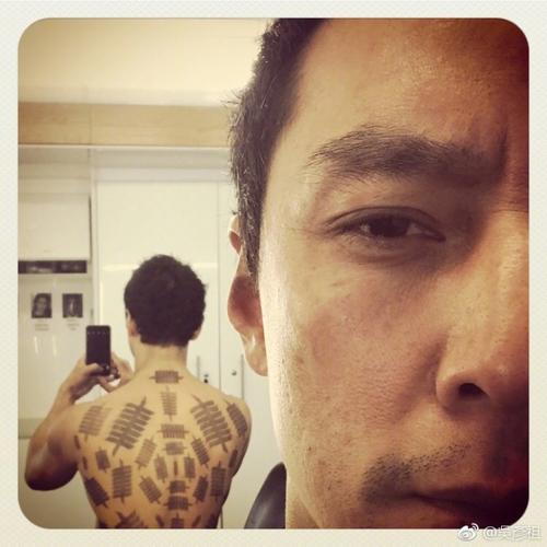 吴彦祖罕见在ig上更新一张自拍照,只见他露出半边脸拍照,因为背对镜子