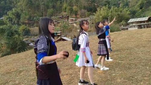 越南苗族姑娘在竹林里休闲