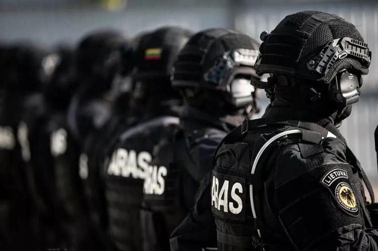 手持瑞士步枪腿挂德国手枪一身swat装备立陶宛特警已摆脱苏联风格