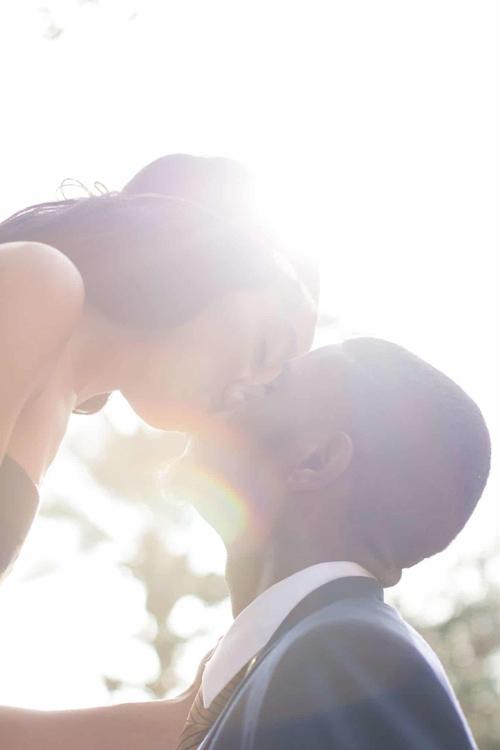 成人恋爱接吻亲吻肖像模糊太阳拍照片面孔