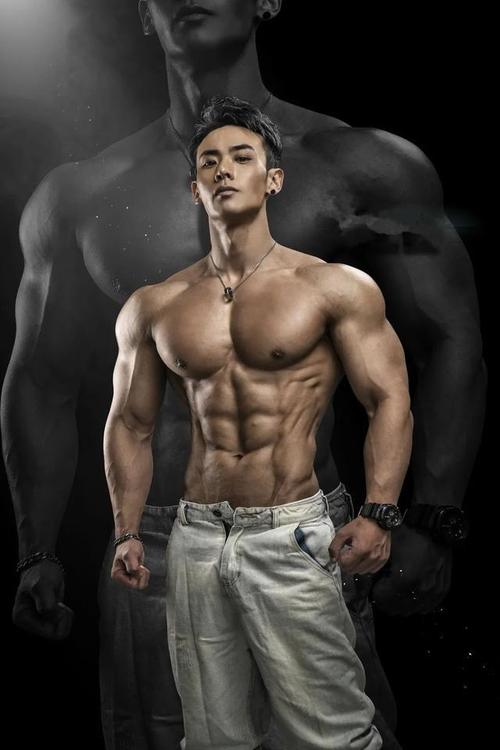 今年26岁,   身高180cm,   健身模特,健身教练,健美运动员!