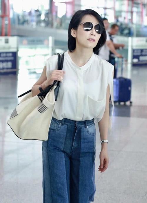 俞飞鸿穿上白色的短袖衬衫搭拼接的牛仔裤清爽也很时髦