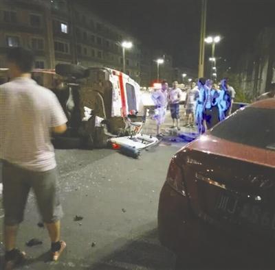 遂宁救护车凌晨送病人时侧翻 的哥电台呼喊同行帮忙
