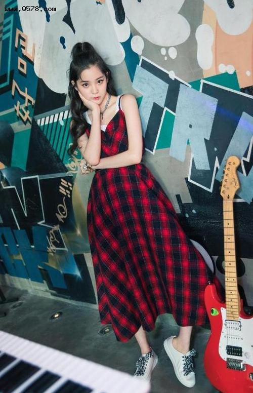 欧阳娜娜终于长大了,身穿黑色晚礼服"美炸天"了,快学着点