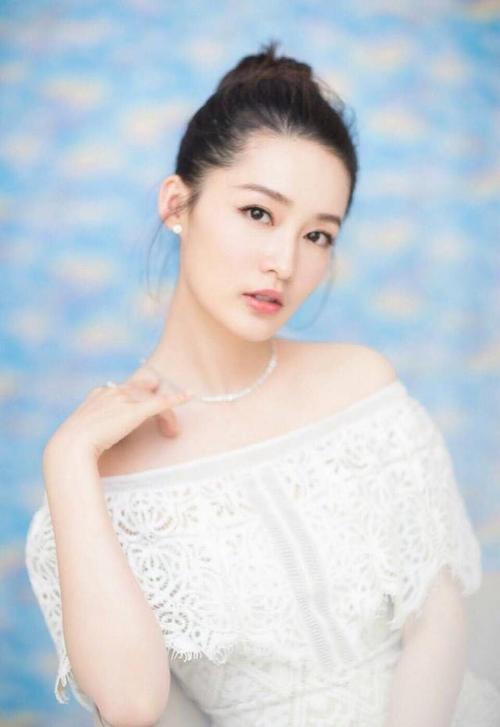 27岁李沁与30岁刘诗诗,同穿露肩蕾丝连衣裙,网友:没法