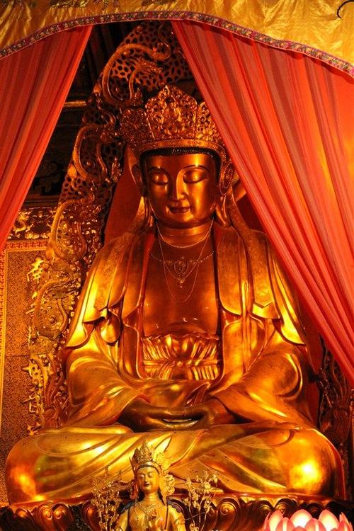 普陀山普济寺大圆通殿内供奉的毗卢观音正身像顶礼供奉增福无量