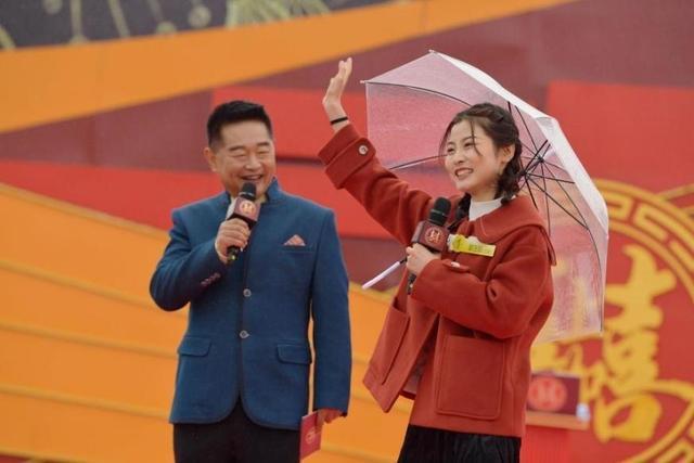 《喜上加喜》走进江西莲花 现场一男观众单膝下跪给女嘉宾送玫瑰花,这
