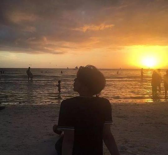 「摄影技巧」男生这样拍照,看起来斯文又帅气!