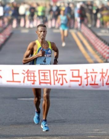 当日,在2010年上海国际马拉松赛男子全程马拉松比赛中,埃塞俄比亚选手