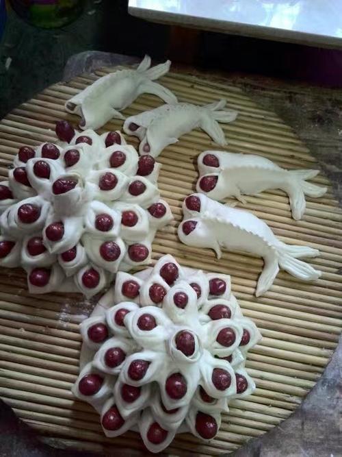 枣糕,寓意早日高升 带枣的发面饽饽:寓意早日发财