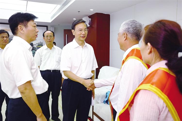 本报讯(记者肖瀚)4月25日,省委副书记李军在海口会见了第十三届全国