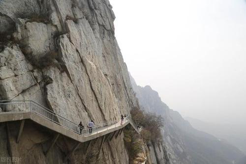 嵩山除了是五岳之一还是当地人健身养生的场所,外地人